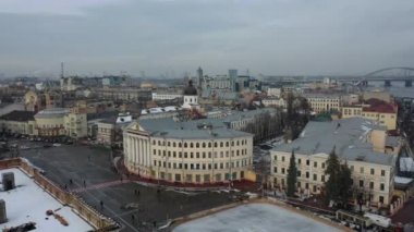 Avrupa, Kiev, Ukrayna - Şubat 2021: Podil bölgesi, St. Andrew Kilisesi, Kontraktova Meydanı ve Kiev 'in hava manzarası. Şehre bakan eski binalar..