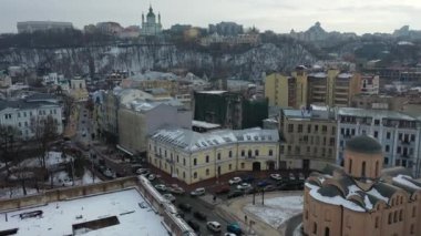 Avrupa, Kiev, Ukrayna - Şubat 2021: Podil bölgesi, St. Andrew Kilisesi, Kontraktova Meydanı ve Kiev 'in hava manzarası. Şehre bakan eski binalar..