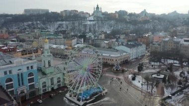 Avrupa, Kiev, Ukrayna - Şubat 2021: Podil bölgesi, St. Andrew Kilisesi, Kontraktova Meydanı ve Kiev 'in hava manzarası. Şehre bakan eski binalar..
