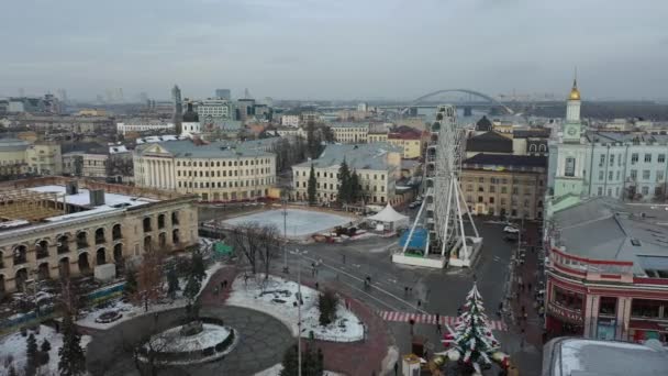 乌克兰基辅 2021年2月 Podil地区 圣安德鲁教堂 Kontraktova广场和基辅的空中景观 俯瞰城市的旧住宅 — 图库视频影像