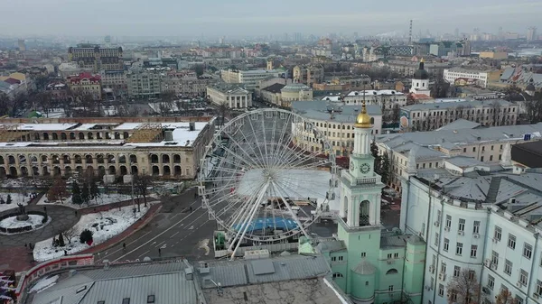 Avrupa, Kiev, Ukrayna - Şubat 2021: St. Andrew Kilisesi, Podil ve Kiev 'in havadan görünüşü. Şehre bakan eski binalar..