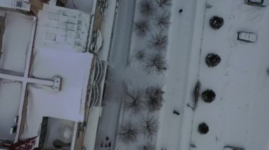 Avrupa, Kiev, Ukrayna - Şubat 2021: Obolonskaya seti ve Dnipro Nehri 'nin havadan görünüşü. Apartman binaları, gayrimenkul. Natalka Parkı. Şehrin kış manzarası.