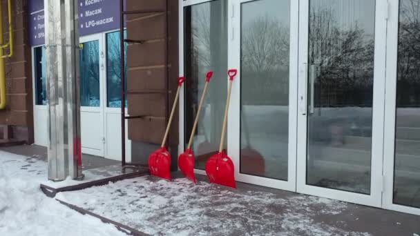 Palas Para Limpiar Nieve Delante Entrada — Vídeos de Stock