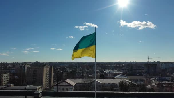 Europe, Poltava, Ukraine - Mars 2021 : Vue aérienne de la ville. Visites de la ville d'en haut. Bâtiment du Conseil d'Etat régional (APD)) — Video