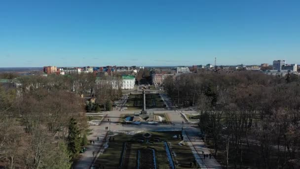 Avrupa, Poltava, Ukrayna - Mart 2021: Şehrin havadan görünüşü. Yukarıdan şehrin manzarası. Zafer Anıtı — Stok video