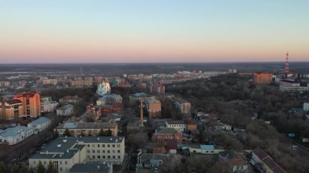 Evropa, Poltava, Ukrajina - březen 2021: Letecký pohled na město. Pohled na město shora. Krásný západ slunce. — Stock video