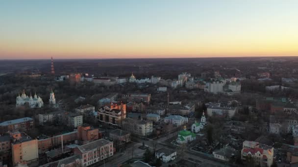ヨーロッパ、ポルタヴァ、ウクライナ- 2021年3月:都市の空中ビュー。上から街の光景。美しい夕日. — ストック動画