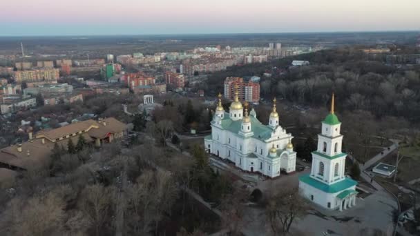 Европа, Полтава, Украина - март 2021 года: Воздушный вид на город. Вид на город с высоты. Здание Успенского собора — стоковое видео