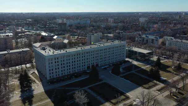 Europa, Poltava, Ucrânia - Março de 2021: Vista aérea da cidade. Vistas da cidade de cima. Edifício regional do Conselho de Estado (APD)) — Vídeo de Stock