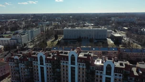 Europa, Poltava, Ucrânia - Março de 2021: Vista aérea da cidade. Vistas da cidade de cima. Edifício regional do Conselho de Estado (APD)) — Vídeo de Stock