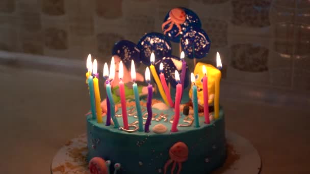 Geburtstagstorte Mit Kerzen Geburtstag Eines Fünfjährigen Jungen — Stockvideo