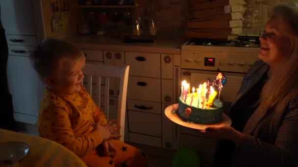 Geburtstagstorte Mit Kerzen Geburtstag Eines Fünfjährigen Jungen — Stockvideo