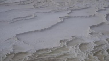 Pamukkale, Türkiye - Ocak 2021: Pamukkale tarihi manzarası. Pamukkale 'de Beyaz Dağ ve Termal Kaynaklar.