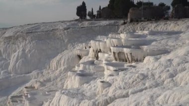 Pamukkale, Türkiye - Ocak 2021: Pamukkale tarihi manzarası. Pamukkale 'de Beyaz Dağ ve Termal Kaynaklar.