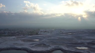 Pamukkale, Türkiye - Ocak 2021: Pamukkale tarihi manzarası. Pamukkale 'de Beyaz Dağ ve Termal Kaynaklar.
