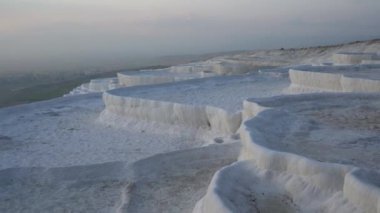 Pamukkale, Türkiye - Ocak 2021: Pamukkale tarihi manzarası. Pamukkale 'de Beyaz Dağ ve Termal Kaynaklar.