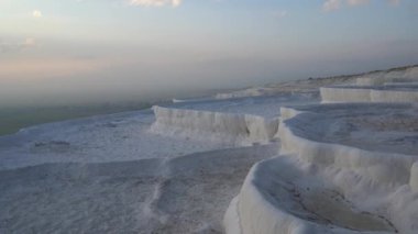 Pamukkale, Türkiye - Ocak 2021: Pamukkale tarihi manzarası. Pamukkale 'de Beyaz Dağ ve Termal Kaynaklar.