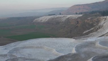 Pamukkale, Türkiye - Ocak 2021: Pamukkale tarihi manzarası. Pamukkale 'de Beyaz Dağ ve Termal Kaynaklar.
