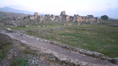 Pamukkale, Türkiye - Ocak 2021: Antik Hierapolis kentinin taşları. Eski şehrin kalıntıları..