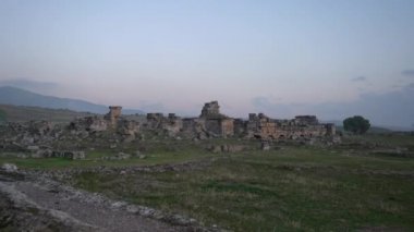 Pamukkale, Türkiye - Ocak 2021: Antik Hierapolis kentinin taşları. Eski şehrin kalıntıları..