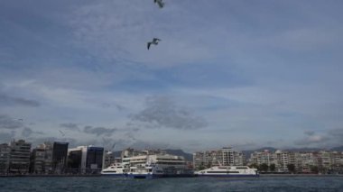 İzmir, Türkiye - Ocak 2021: Şehrin arka planında martılar. Gemiden şehre ve suya bak..