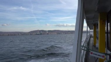 İzmir, Türkiye - Ocak 2021: Şehrin arka planında martılar. Gemiden şehre ve suya bak..