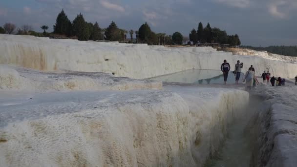 Pamukkale Turquia Janeiro 2021 Turistas Caminham Pelas Fontes Termais Pamukkale — Vídeo de Stock