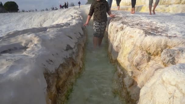 Pamukkale Turquia Janeiro 2021 Turistas Caminham Pelas Fontes Termais Pamukkale — Vídeo de Stock