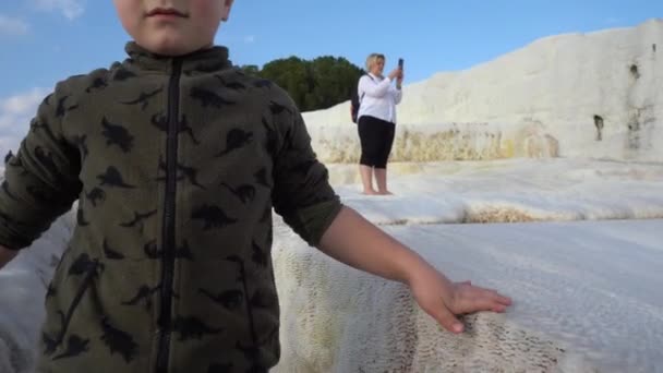 Pamukkale Turquía Enero 2021 Los Turistas Caminan Largo Las Aguas — Vídeo de stock