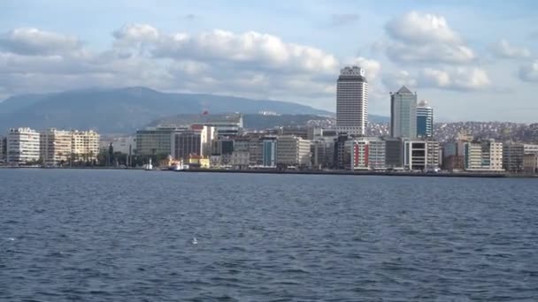 Izmir Turquia Janeiro 2021 Gaivotas Fundo Cidade Vista Navio Para — Vídeo de Stock