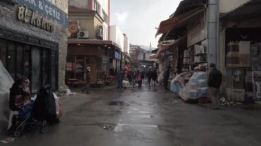 İzmir, Türkiye - Ocak 2021: Kentin sokak manzarası.