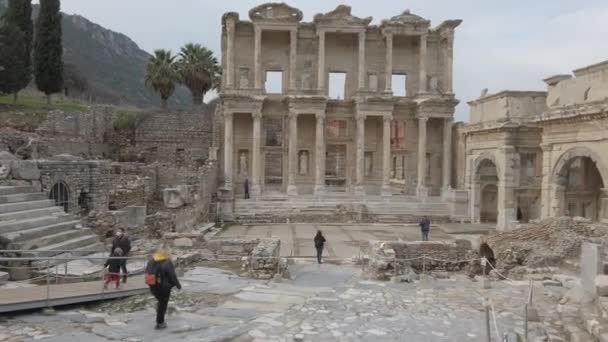 Selcuk, Ephesus, Türkiye - Ocak 2021: Selcuk yakınlarındaki antik Yunan kenti Efes 'in kalıntıları görülüyor. Eski şehrin kalıntıları.. — Stok video