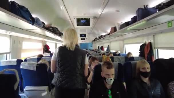 キエフ ウクライナ ハルコフ 2021年5月 列車の乗客が電車の中で旅行します カメラは列車内を移動する 高速列車の内装 — ストック動画