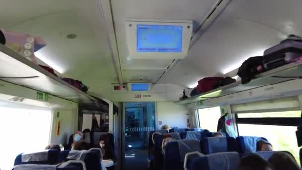 Kiev - Kharkov, Ukrayna - Mayıs 2021: Tren yolcuları bir tren vagonuyla seyahat ederler. Kamera trenin içinde hareket ediyor. Yüksek hızlı tren iç dizaynı. — Stok video