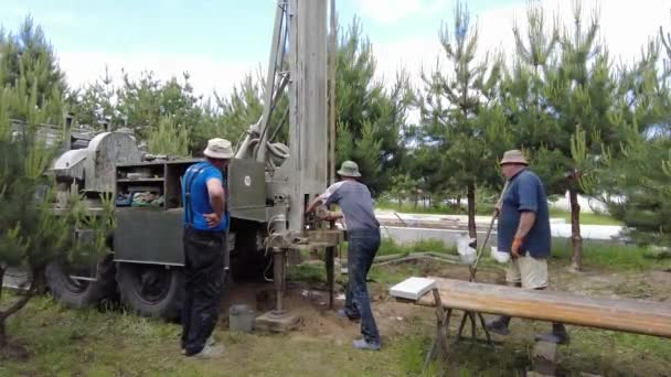 Europe, région de Kiev, Ukraine - Juin 2021 : Un ingénieur creuse un puits d'eau. Travailleur de forage pendant le travail. Le processus de forage d'un puits pour l'eau. Appareil de forage. — Video