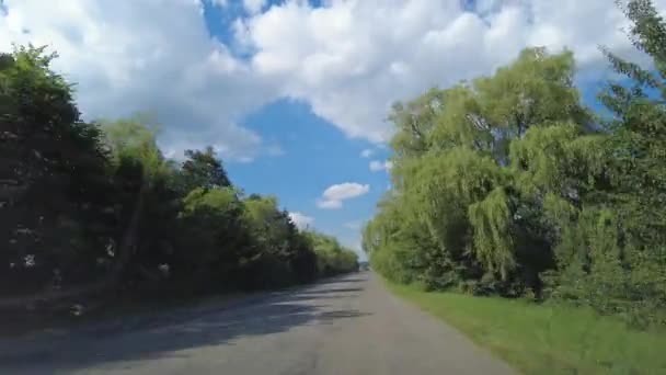 Kiev-Vinnitsa, Oekraïne - juni 2021: De auto rijdt op de snelweg. Intercity snelweg. Vervoer van het jacht op een koets. Hyperlapse. Zicht van de bestuurder. — Stockvideo