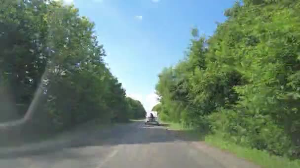Kiev-Vinnitsa, Ucrânia - junho de 2021: O carro dirige na estrada. Auto-estrada interurbana. Transporte do iate em uma carruagem. Hiperlapso. Vista do motorista. — Vídeo de Stock