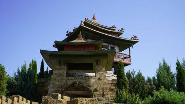 Brech, Chernihiv bölgesi, Ukrayna - Temmuz 2021: Japon tarzı bir kulübe manzarası. Kulübenin Japon mimarisi. Çin evi.