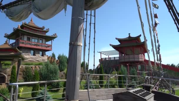 ウクライナのチェルニヒフ地方のブリーチ 2021年7月 中国の家を背景にした木製の船の帆 アンティーク木製のボートマスト — ストック動画