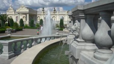 Brech, Chernihiv bölgesi, Ukrayna - Temmuz 2021: İtalyan tarzı dekoratif çeşme. Viyana usulü fıskiye heykeli.