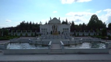 Brech, Chernihiv bölgesi, Ukrayna - Temmuz 2021: İtalyan tarzı dekoratif çeşme. Viyana usulü fıskiye heykeli.