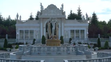 Brech, Chernihiv bölgesi, Ukrayna - Temmuz 2021: İtalyan tarzı dekoratif çeşme. Viyana usulü fıskiye heykeli.