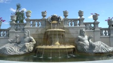 Brech, Chernihiv bölgesi, Ukrayna - Temmuz 2021: İtalyan tarzı dekoratif çeşme. Viyana usulü fıskiye heykeli.