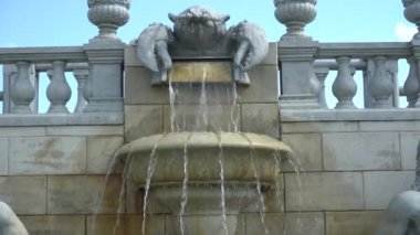 Brech, Chernihiv bölgesi, Ukrayna - Temmuz 2021: İtalyan tarzı dekoratif çeşme. Viyana usulü fıskiye heykeli.