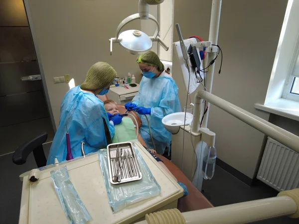 乌克兰基辅 2021年8月 牙医治疗儿童的牙齿 牙医在工作 牙科诊所 — 图库照片