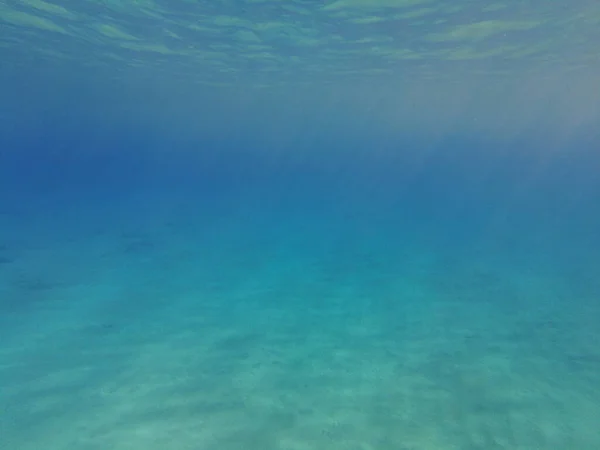 地中海の青い深淵 太陽は水面下で光線を受ける 地球の海の青い水 — ストック写真