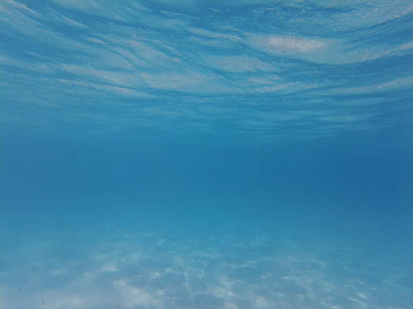 Niebieska Otchłań Morza Śródziemnego Promienie Słońca Pod Wodą Błękitna Woda — Zdjęcie stockowe