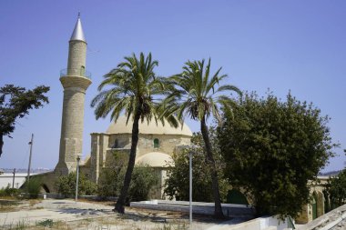 Larnaca, Kıbrıs, Eylül 2021: Hala Sultan Tekke Camii bir tuz gölünün arka planında. Kurumuş tuz gölü. Dünya yüzeyindeki doğal tuz..