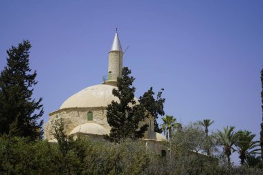 Larnaca, Kıbrıs, Eylül 2021: Hala Sultan Tekke Camii bir tuz gölünün arka planında. Kurumuş tuz gölü. Dünya yüzeyindeki doğal tuz..