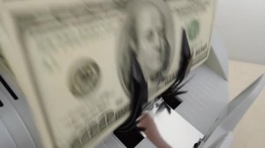 Banknotlar için sayma makinesi. Hesap makinesindeki dolarlar. Dolar banknotlarının yeniden hesaplanması. Amerikan doları banknotlar için bir makine tarafından sayılır..